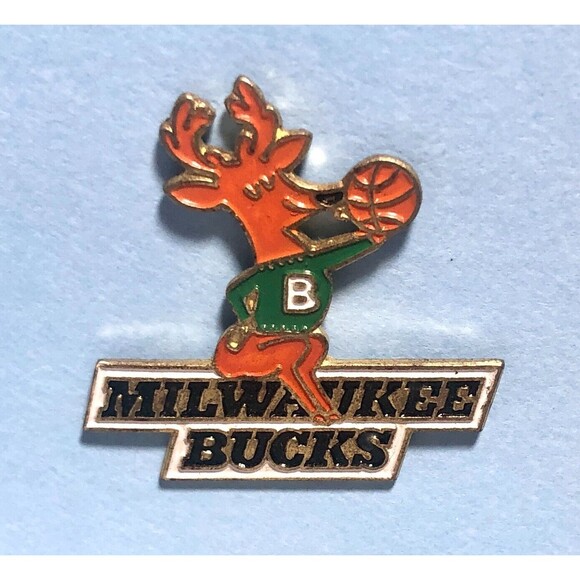 Milwaukee BUCKS 2025 Topps Kareem Abdul-Jabbar Card #259 & Bucks NBA Logo Pin - Picture 3 of 3